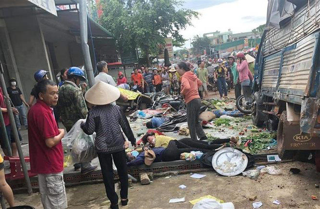 Hiện trường vụ tai nạn. (Ảnh: TTXVN phát) Tai nạn trên đường Hồ Chí Minh, 3 người chết, 7 người bị thương ảnh 1