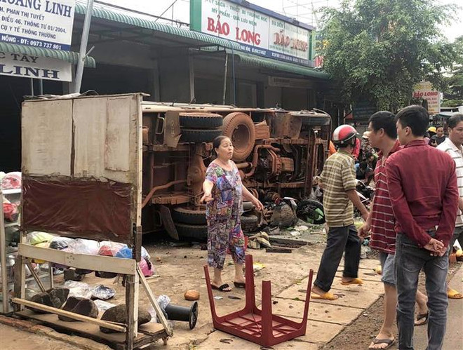 Hiện trường vụ tai nạn. (Ảnh: TTXVN phát) Tai nạn trên đường Hồ Chí Minh, 3 người chết, 7 người bị thương ảnh 2