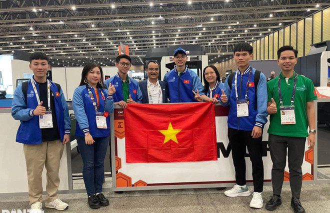 Ông Nguyễn Chí Trường (giữa), Phó Trưởng đoàn Việt Nam, động viên đội phay CNC sau khi thí sinh hoàn tất 4 ngày thi. (Nguồn: Bộ Lao động-Thương binh và Xã hội) thi nghe o Phap1.jpg