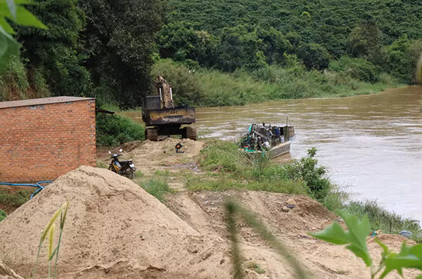 Xử lý dứt điểm hoạt động khai thác cát trái phép dọc sông Đa Dâng ảnh 1