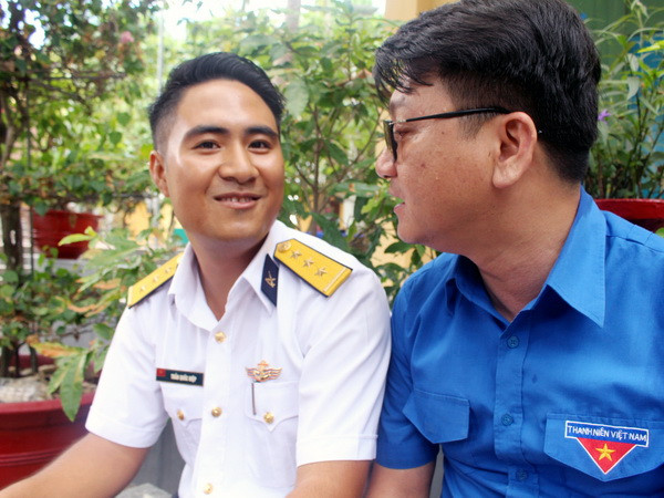 Cảm phục cậu sinh viên Thủ đô mang theo ý chí sắt đá ra Trường Sa ảnh 1