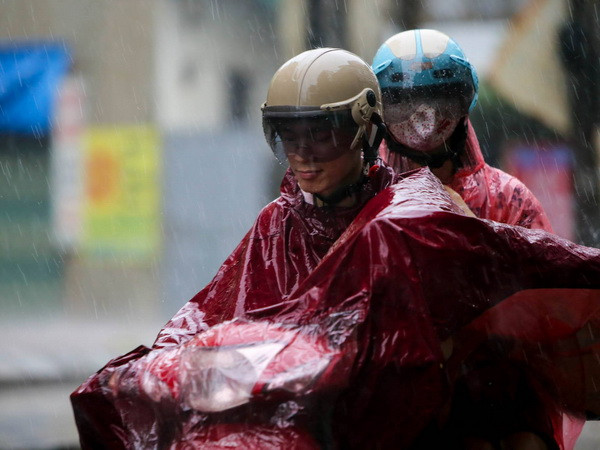 Bắc Bộ mưa to và dông mạnh, các khu vực khác đề phòng tố lốc ảnh 1