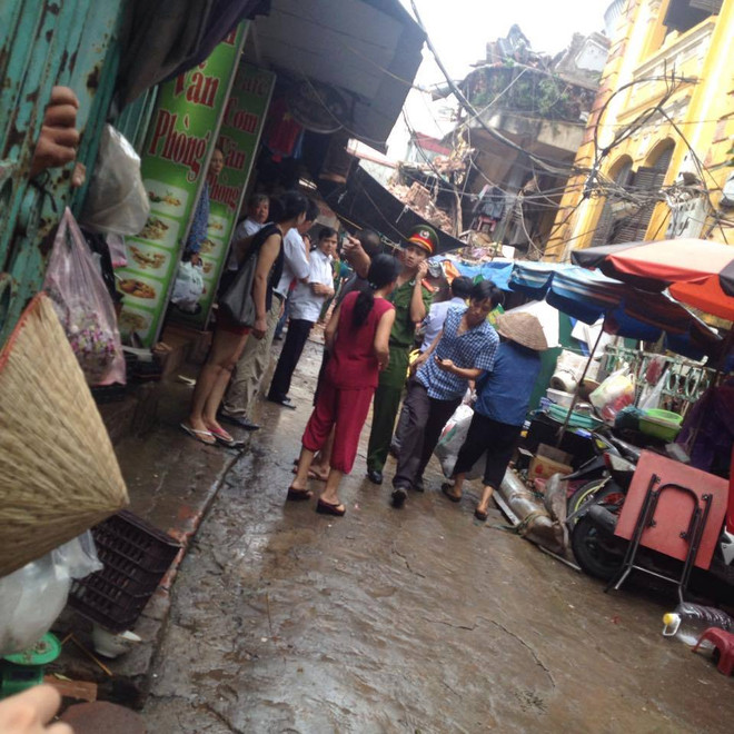 Hà Nội: Sập nhà cổ ở 107 Trần Hưng Đạo, 4 người đi cấp cứu ảnh 3