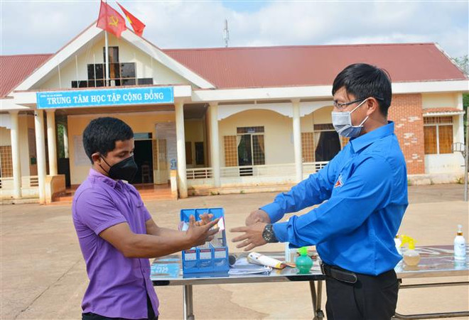 Thầy giáo trẻ vượt khó, nỗ lực chăm lo cho thế hệ tương lai ảnh 4