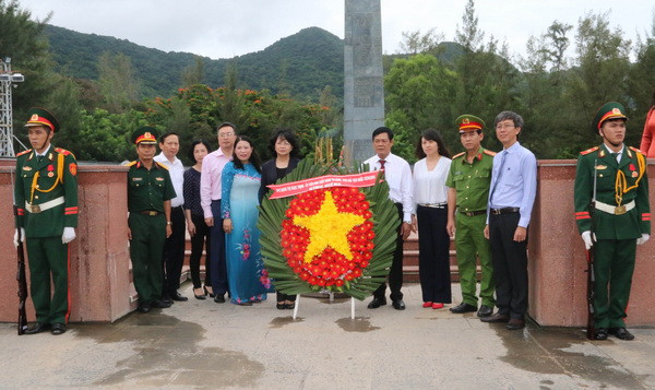 Phó Chủ tịch nước dâng hương tại Nghĩa trang Hàng Dương ảnh 2