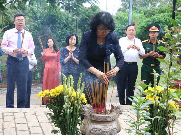 Phó Chủ tịch nước dâng hương tại Nghĩa trang Hàng Dương ảnh 1
