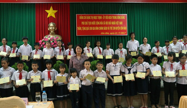 Phó Chủ tịch nước thăm, tặng quà gia đình chính sách tại huyện Côn Đảo ảnh 2