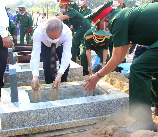 Truy điệu và an táng 15 hài cốt liệt sỹ Việt Nam hy sinh tại Lào ảnh 1