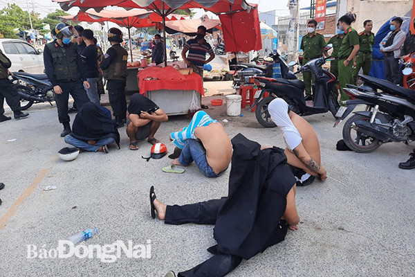 Mở rộng điều tra nhóm giang hồ thu tiền bảo kê ở Đồng Nai ảnh 1