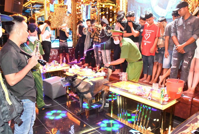 Trà Vinh: Củng cố hồ sơ xử lý đối tượng "bay lắc" trong quán karaoke ảnh 1