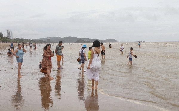 Bão số 3 vừa tan, du lịch biển Cửa Lò nhộn nhịp trở lại ảnh 1