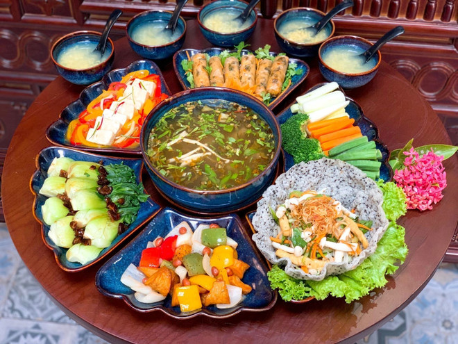 Mâm lễ cúng Rắm tháng Bảy (Nguồn: TTXVN) Đa dạng các sản phẩm phục vụ dịp lễ cúng Rằm tháng Bảy ảnh 1