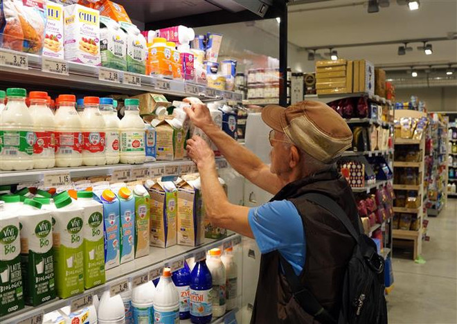 Lạm phát ở Eurozone giảm lần đầu tiên trong 17 tháng ảnh 1