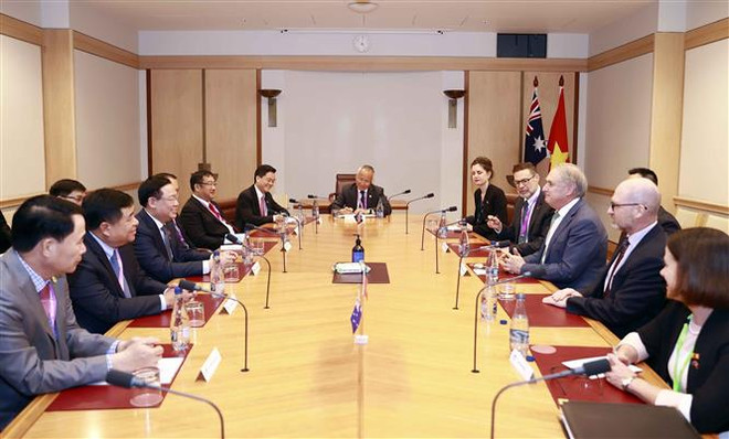 Chủ tịch Quốc hội Vương Đình Huệ tiếp Bộ trưởng Thương mại và Du lịch Australia Don Farrell. (Ảnh: Doãn Tấn/TTXVN) Việt Nam-Australia thúc đẩy hơn nữa hợp tác kinh tế, thương mại ảnh 2