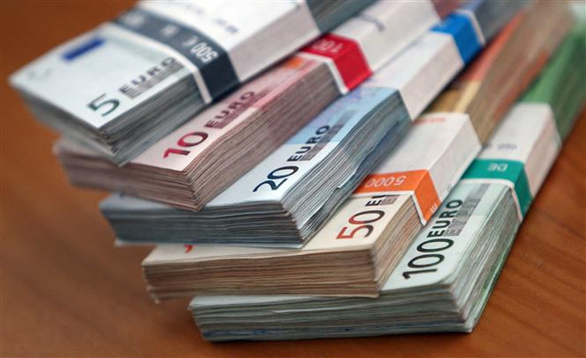 Đồng euro tại một ngân hàng ở Heidelberg, Đức. (Ảnh: AFP/TTXVN) Ngân hàng ECB cảnh báo có thể bị lỗ sau một thập kỷ in tiền ảnh 1