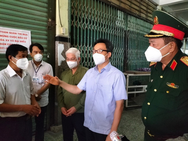 Phó Thủ tướng Vũ Đức Đam (thứ hai, phải sang) đi thăm khu chợ Bình Đắng, phường Bình Hòa, thành phố Thuận An. (Ảnh: Huyền Trang/TTXVN) Phó Thủ tướng Vũ Đức Đam kiểm tra khu nhà trọ "điểm nóng" ở Bình Dương ảnh 1