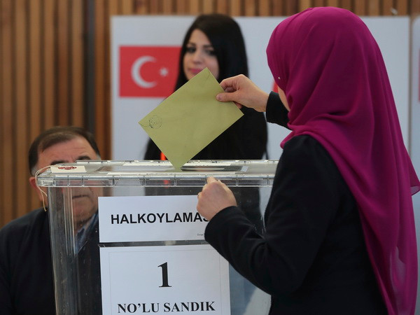 Trưng cầu dân ý: Công dân Thổ Nhĩ Kỳ ở nước ngoài bắt đầu bỏ phiếu ảnh 1
