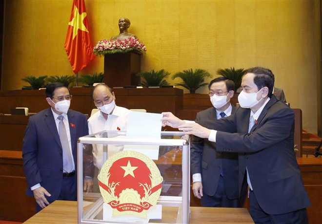 Chủ tịch nước Nguyễn Xuân Phúc, Thủ tướng Phạm Minh Chính, Chủ tịch Quốc hội Vương Đình Huệ và Phó Chủ tịch Thường trực Quốc hội Trần Thanh Mẫn bỏ phiếu kín phê chuẩn việc bổ nhiệm nhân sự Thẩm phán Tòa án nhân dân tối cao. (Ảnh: Doãn Tấn/TTXVN) Phê chuẩn, bổ nhiệm bốn Thẩm phán Tòa án nhân dân tối cao ảnh 1