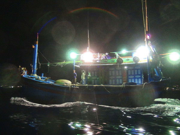 Kịp thời cứu 6 ngư dân và tàu cá bị nạn trên biển ảnh 1