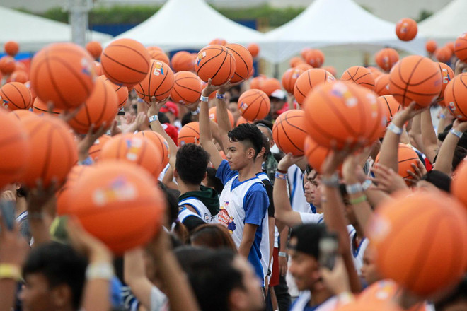 Đã mắt với màn dẫn bóng rổ của 3.800 người tại Philippines ảnh 4