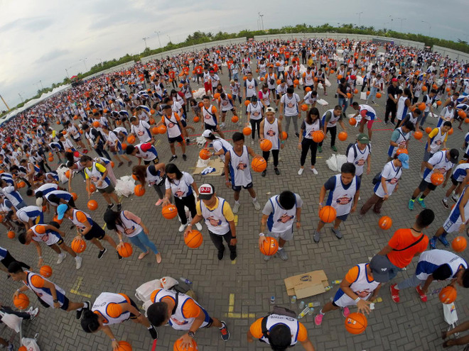 Đã mắt với màn dẫn bóng rổ của 3.800 người tại Philippines ảnh 2