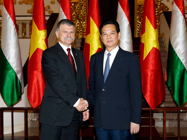 Thủ tướng Nguyễn Tấn Dũng hội kiến Chủ tịch Quốc hội Hungary ảnh 1