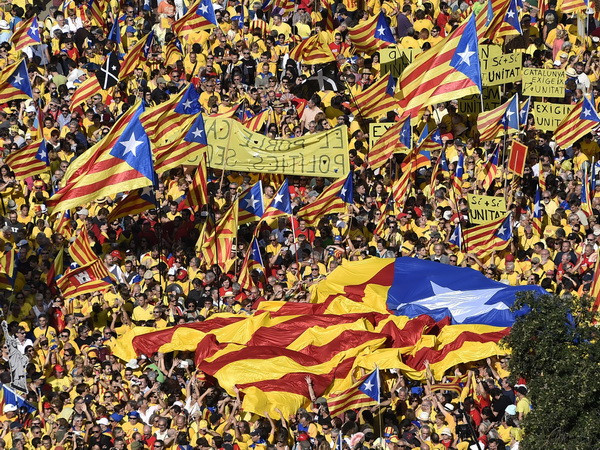 Nghị viện Catalonia bỏ phiếu ủng hộ ly khai khỏi Tây Ban Nha ảnh 1