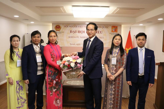 Phó Đại sứ Việt Nam tại Hàn Quốc Trần Trường Thủy tặng hoa Ban chấp hành Hội Người Việt Nam tại Hàn Quốc khóa III. (Ảnh: PV/Vietnam+) Hội Người Việt ở Hàn Quốc góp phần củng cố quan hệ tốt đẹp hai nước ảnh 4