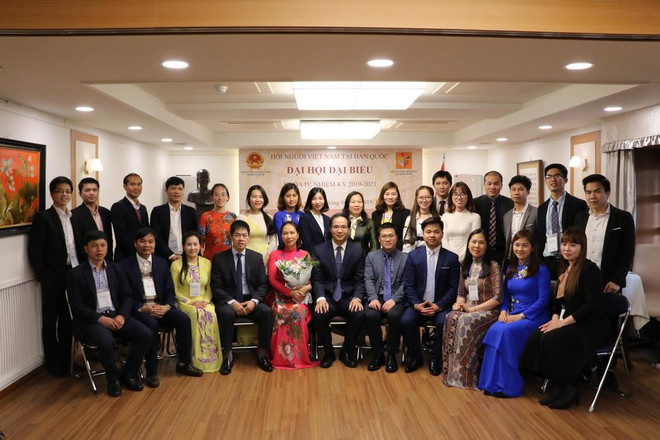 Ban chấp hành Hội Người Việt Nam tại Hàn Quốc khóa IV ra mắt Đại hội. (Ảnh: PV/Vietnam+) Hội Người Việt ở Hàn Quốc góp phần củng cố quan hệ tốt đẹp hai nước ảnh 5