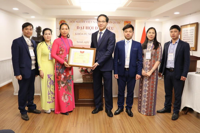 Phó Đại sứ Việt Nam tại Hàn Quốc Trần Trường Thủy trao bằng khen của Ủy ban MTTQ Việt Nam cho Hội Người Việt Nam tại Hàn Quốc. (Ảnh: PV/Vietnam+) Hội Người Việt ở Hàn Quốc góp phần củng cố quan hệ tốt đẹp hai nước ảnh 2
