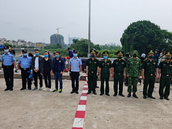 Ba công dân Trung Quốc nhập cảnh trái phép vào Việt Nam từ ngày 9/6 vừa qua được lực lượng Biên phòng thành phố Móng Cái, tỉnh Quảng Ninh, phát hiện, trao trả theo đúng quy định. (Ảnh: TTXVN phát) Bàn giao 3 đối tượng nhập cảnh trái phép cho Biên phòng Đông Hưng ảnh 1