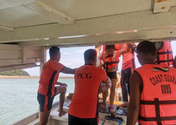 Cứu được tất cả người trên phà chìm ở ngoài khơi Philippines ảnh 1