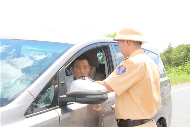 Gần 400 vụ vi phạm nồng độ cồn trên Quốc lộ 20 bị phát hiện tuần qua ảnh 1