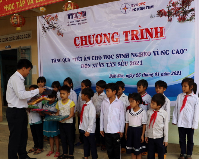 TTXVN mang Tết ấm cho học sinh nghèo vùng cao tỉnh Kon Tum ảnh 1