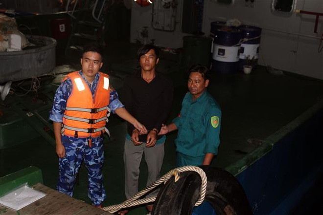 Bắt giữ đối tượng có lệnh truy nã lẩn trốn theo tàu cá trên biển ảnh 1