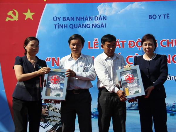 Tiếp tục tặng tủ thuốc, dụng cụ cấp cứu cho nghiệp đoàn nghề cá ảnh 1
