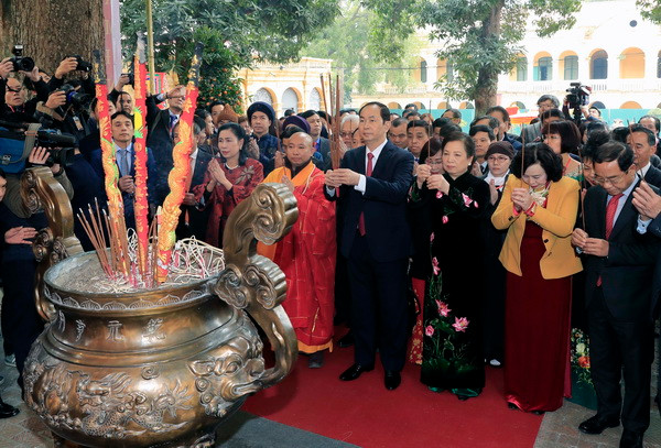 Chủ tịch nước và Phu nhân dâng hương tưởng nhớ Bác Hồ ảnh 4