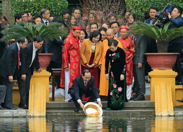 Chủ tịch nước và Phu nhân dâng hương tưởng nhớ Bác Hồ ảnh 3