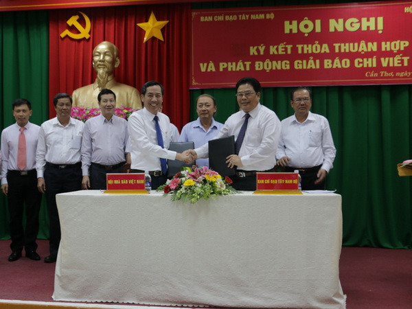 Quang cảnh lễ ký kết. (Ảnh: Ngọc Thiện/TTXVN) Ký hợp tác giữa Ban Chỉ đạo Tây Nam Bộ và Hội Nhà báo Việt Nam ảnh 1