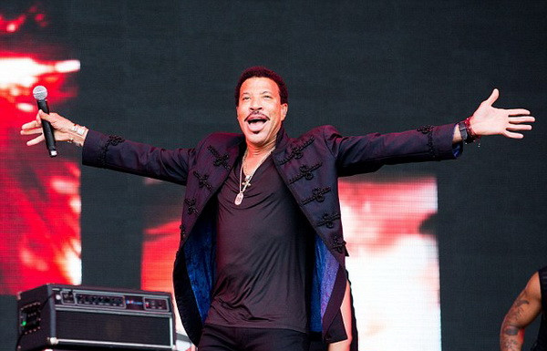 Lionel Richie dẫn đầu bảng xếp hạng âm nhạc Anh sau 23 năm ảnh 1