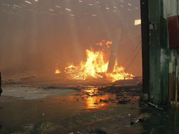 Bình Dương: Cháy lớn tại công ty gỗ, gần 500m2 xưởng bị thiêu rụi ảnh 1