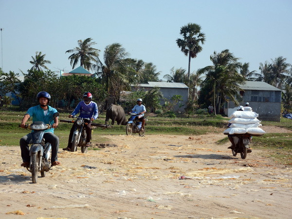 Tạo điều kiện cho công dân Việt-Campuchia qua lại biên giới dịp Tết ảnh 1