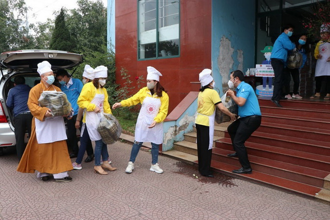 Câu lạc bộ Thiện Nhân Tâm chùa Cương Xá, thành phố Hải Dương thông qua Tỉnh đoàn Hải Dương, gửi tặng 400 chiếc bánh chưng cho người dân các điểm cách ly tập trung ở thành phố Chí Linh và thị xã Kinh Môn. (Ảnh: Mạnh Minh/TTXVN) Chung tay, góp sức cùng Hải Dương “sớm chiến thắng dịch bệnh" ảnh 2