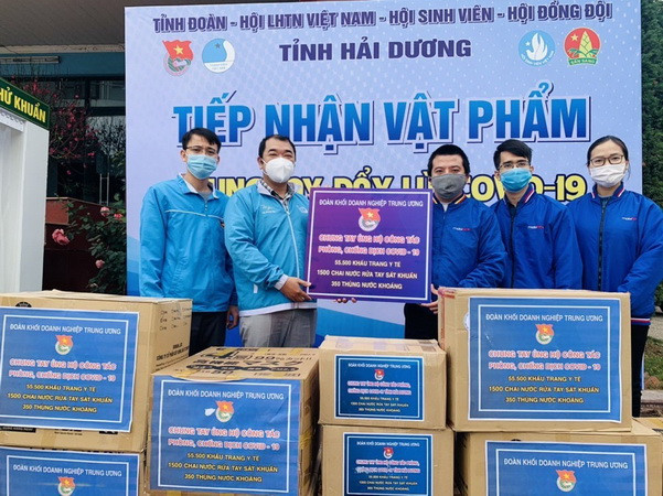 Anh Nguyễn Hồng Sáng, Phó Bí thư Tỉnh đoàn Hải Dương tiếp nhận sự ủng hộ của Đoàn Khối doanh nghiệp Trung ương giúp Hải Dương phòng chống dịch COVID-19. (Ảnh: Mạnh Minh/TTXVN) Chung tay, góp sức cùng Hải Dương “sớm chiến thắng dịch bệnh" ảnh 1