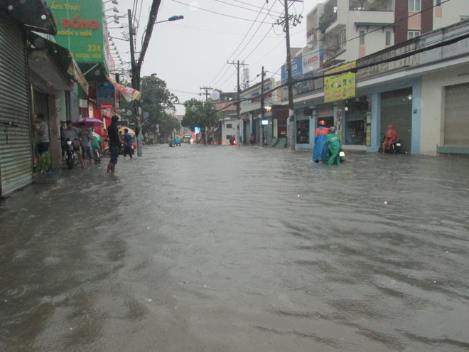 TP.HCM: Nhiều nơi còn ngập nặng, giao thông ùn tắc cục bộ ảnh 1