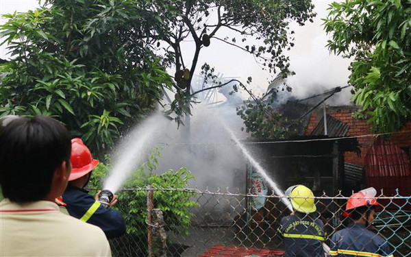 Hỏa hoạn thiêu rụi 2 căn nhà, hàng chục hộ dân xung quanh phải di tản ảnh 2