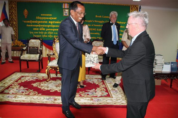 Ra mắt cuốn hồi ký của Chủ tịch Quốc hội Campuchia Samdech Heng Samrin ảnh 2