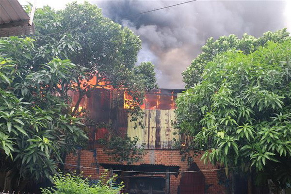 Hỏa hoạn thiêu rụi 2 căn nhà, hàng chục hộ dân xung quanh phải di tản ảnh 1