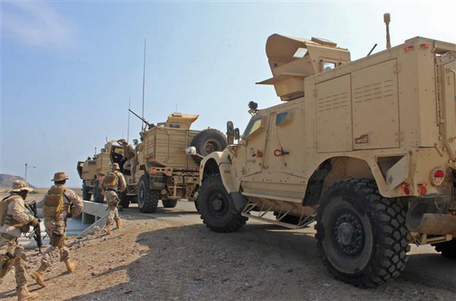 Binh sỹ thuộc liên quân do Saudi Arabia đứng đầu tuần tra tại thành phố cảng Aden, miền nam Yemen ngày 29/10 vừa qua. (Ảnh: AFP/TTXVN) Mỹ và liên quân chấm dứt thỏa thuận hỗ trợ nhiên liệu tại Yemen ảnh 1