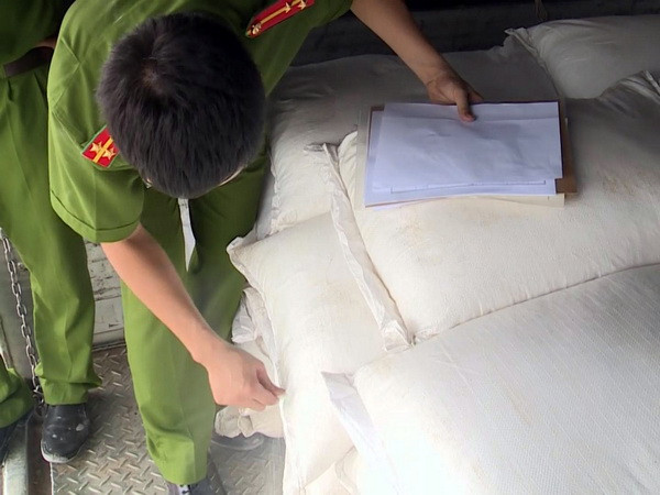 Quản lý thị trường Long An tạm giữ 6 tấn đường cát nhập lậu ảnh 1